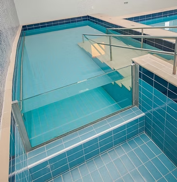 Piscina de hidroterapia ganha visor de vidro